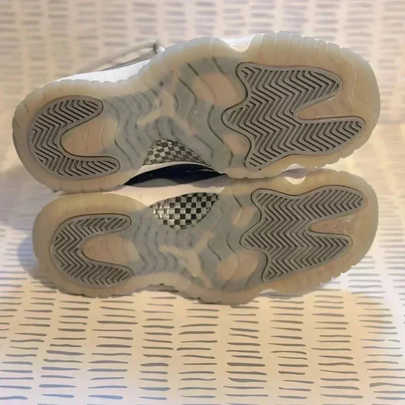Nike Air Jordan 11 Cool Grey - Picture 9 of 11